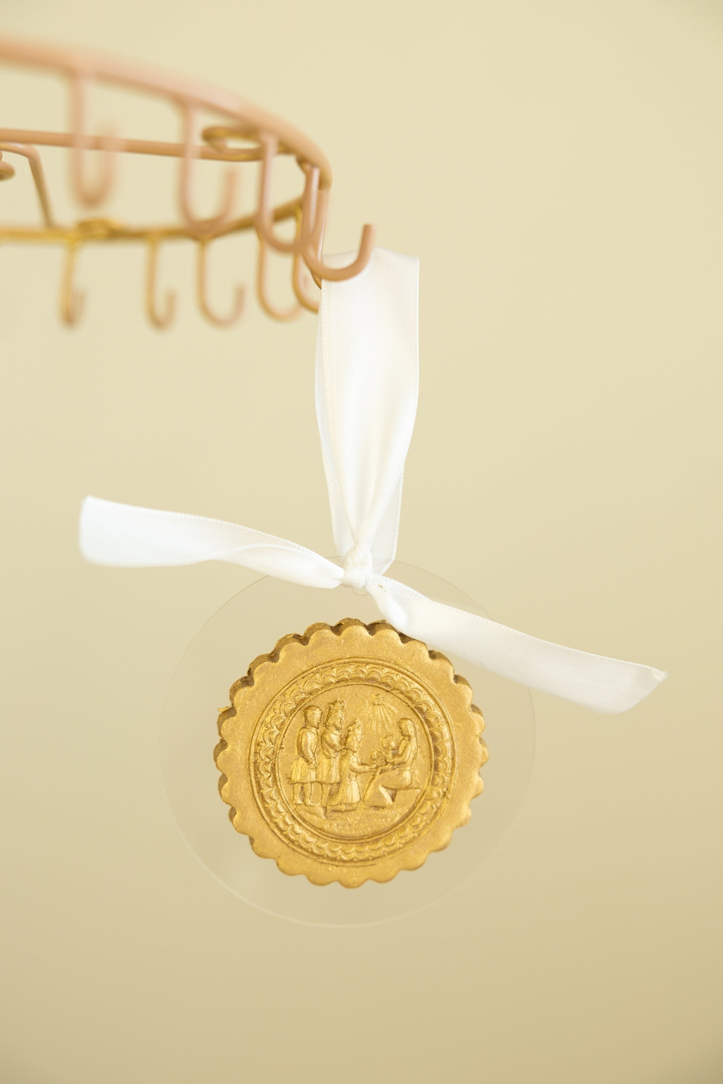 Scalloped Hang Molded Gold Wise Men Ornament