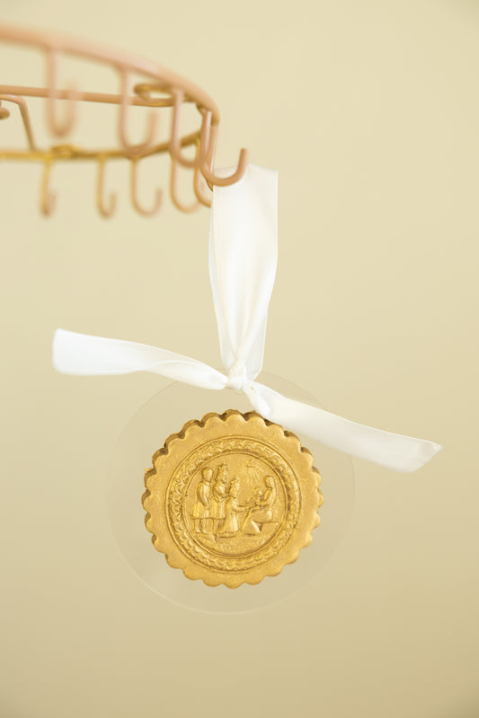 Scalloped Hang Molded Gold Wise Men Ornament