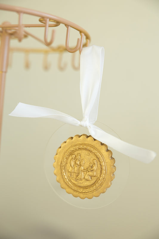 Scalloped Hang Molded Gold Wise Men Ornament